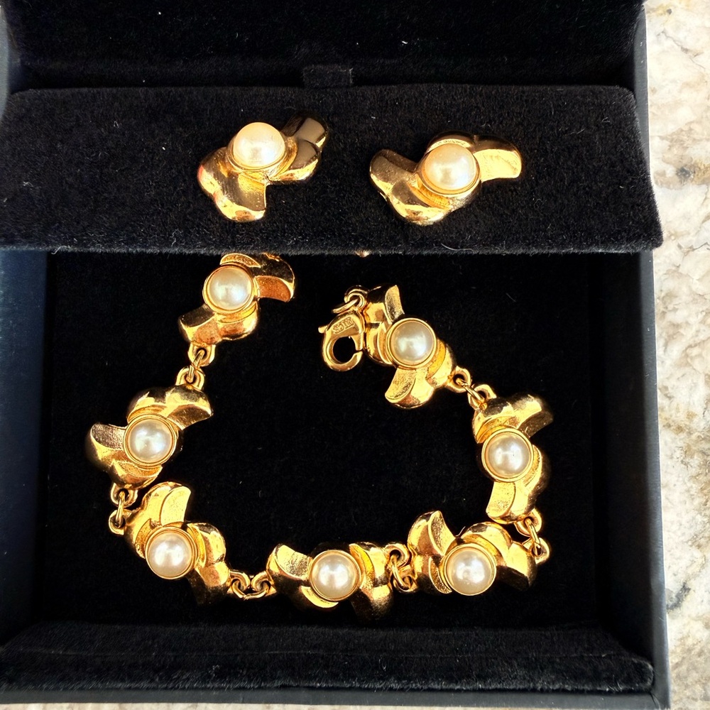 Elegant Gold and Pearl Jewelry Set